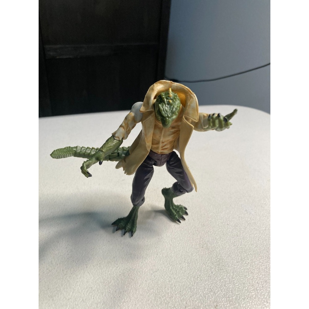 Hasbro 2007 Spider Man Slashing Tail Attack Lizard Action Figure Loose w Jacket